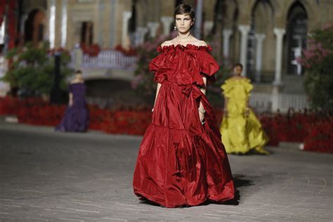 desfile dior sevilla|El desfile de Dior en Sevilla: una historia de artesanía, tradición y .